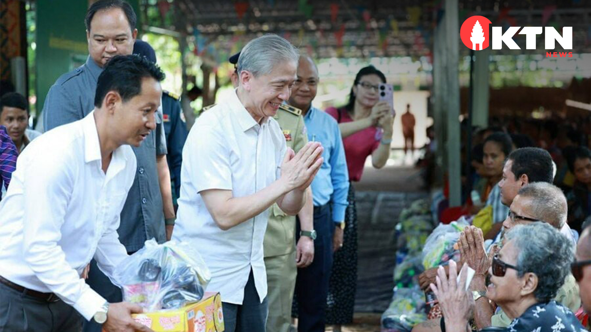 Ambassador Wang Checks on Displaced Cambodian Families