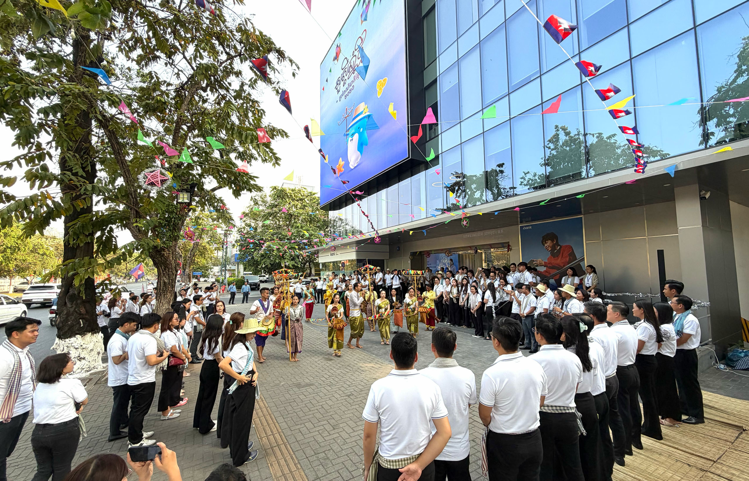 រូបភាព៖ សម្ដែងរបាំត្រុដិ នៅមុខអគារ iBank