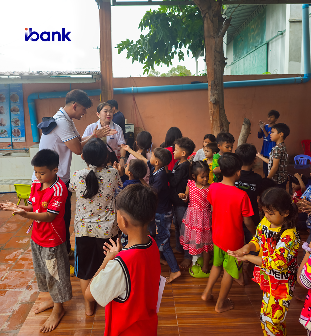 រូបភាព៖ ក្រុមការងារ iBank និង កុមារៗ នៅមណ្ឌលមែកឈើ