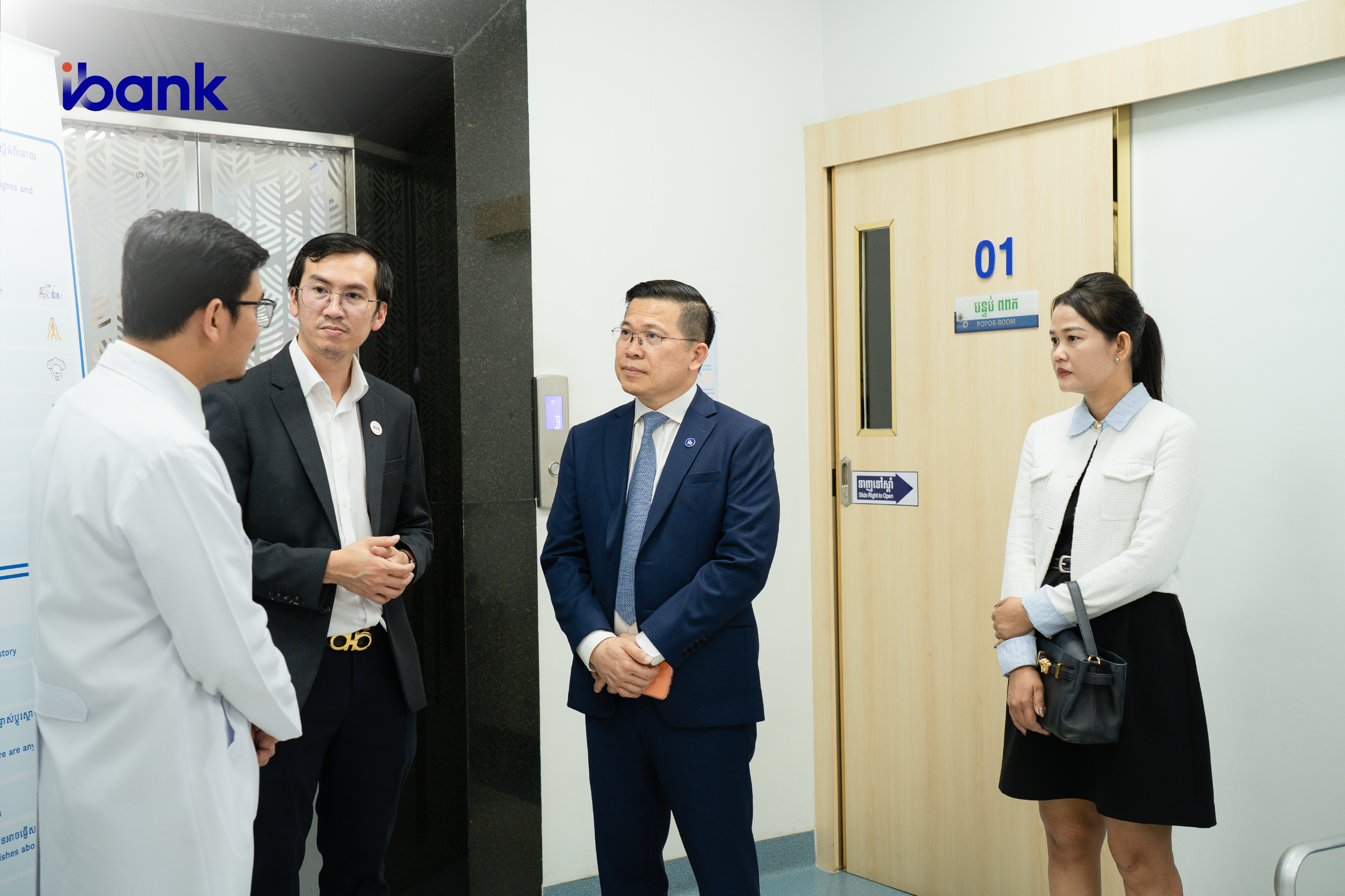 Image: iBank Team and AirPlus Clinic representatives in discussion and dialogue