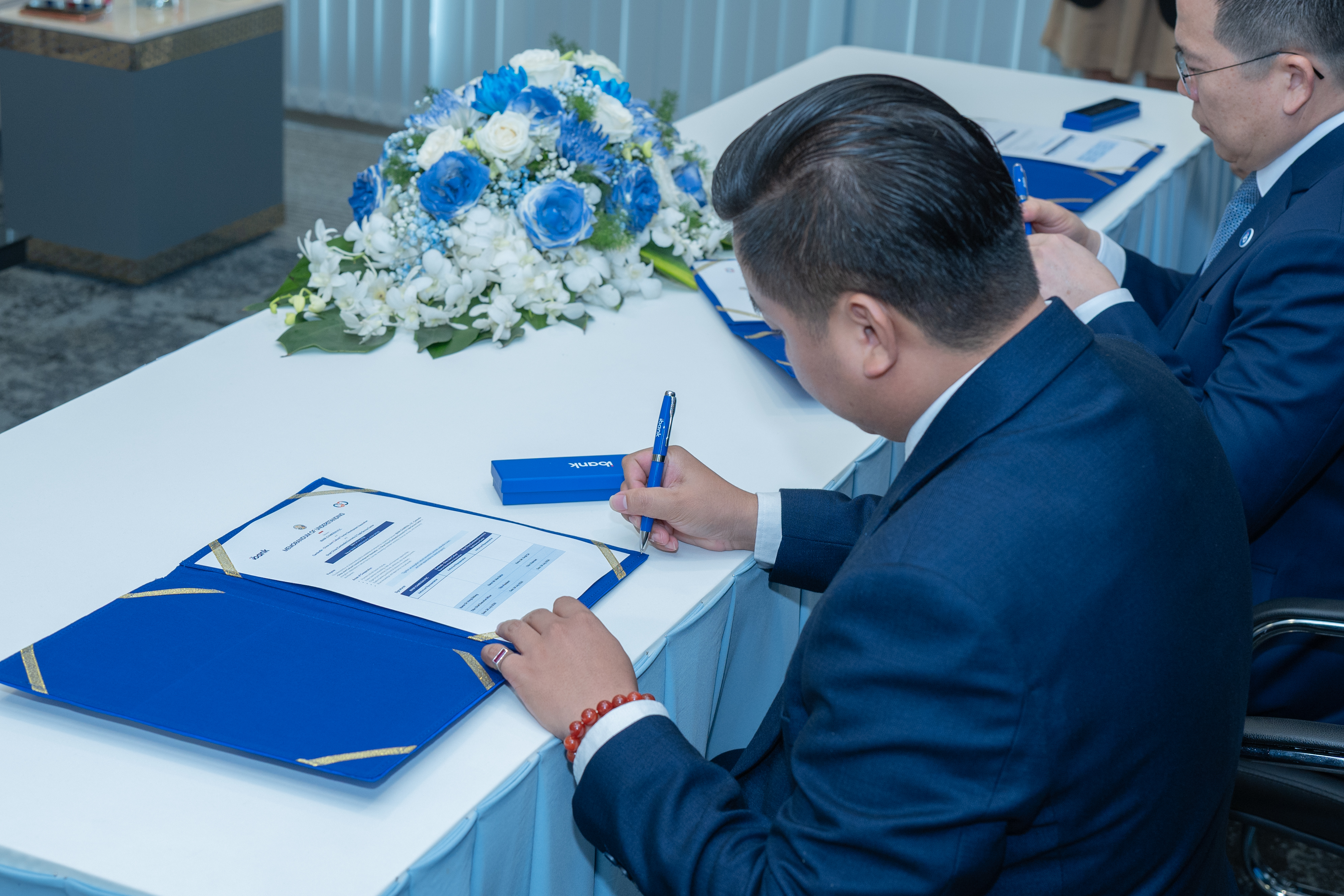 រូបភាព៖ iBank ចុះហត្ថលេខាលើអនុស្សរណៈនៃការយោគយល់គ្នា (MoU) ត្រីភាគី ដើម្បីជំរុញទេសចរណ៍វប្បធម៌ កម្ពុជា-ចិន