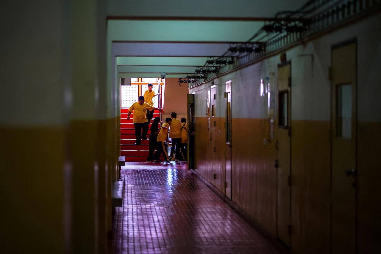 រូបភាពពី : Reuters https://www.reuters.com/world/asia-pacific/thai-schools-hold-shooting-response-drills-after-deadly-school-attack-2026-08-19/?utm_source=chatgpt.com